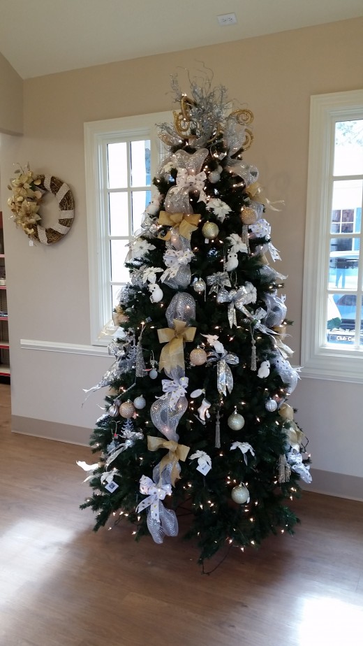 This is a smaller tree in an office. It uses the white and gold theme quite effectively