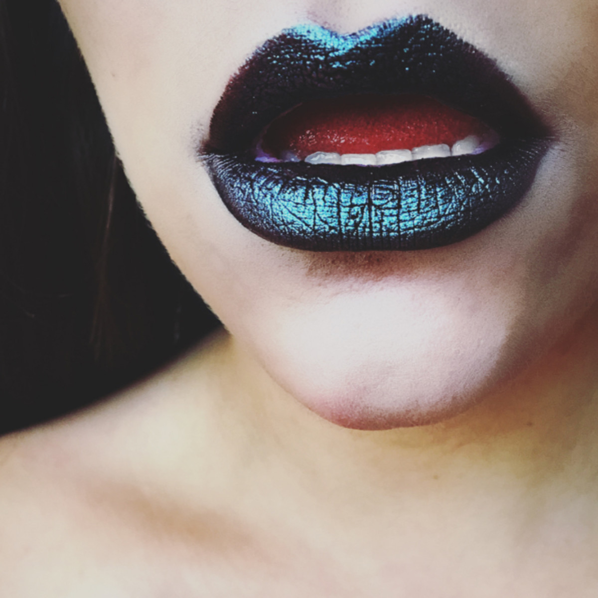 Metallic blue lips