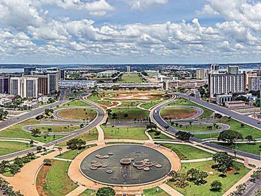 The main Mall at Brasilia, with obvious influence from Washington, D.C.