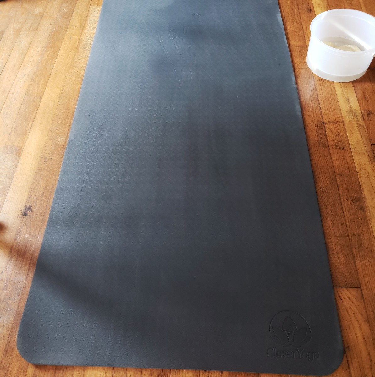 A Quick and Simple Way to Clean Your Yoga Mat | CalorieBee