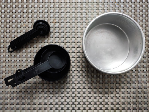 Cake tin and measuring cups and spoons