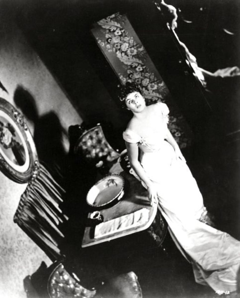 Scene from the 1944 movie Gaslight with Ingrid Bergman