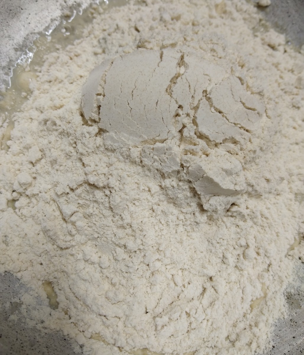 In a wide bowl or pot, take wheat flour, add salt according to taste and mix properly. (You can dissolve salt in 2-3 teaspoons of water and then add wheat flour).