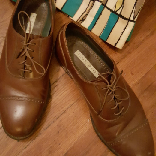 Print vintage dress and brown vintage men's shoes
