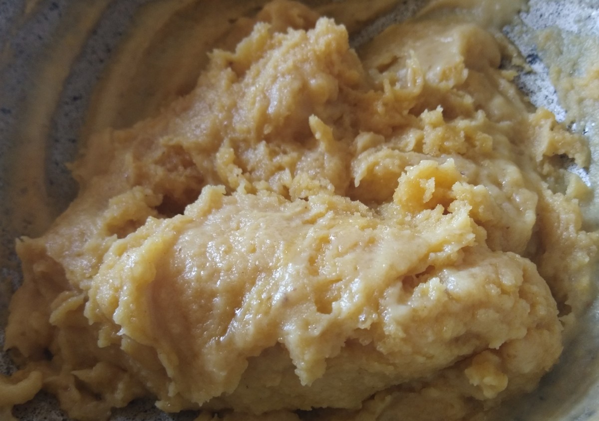 Continue stirring. In 2-3 minutes halwa will absorb liquids (water and milk) and thickens quickly.