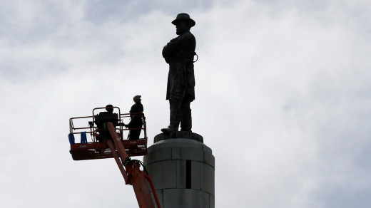 The 60 ft Robert E. Lee Statute in New Orleans being removed