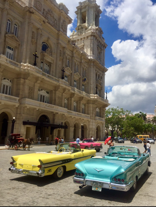 Old classic American cars in front of Museo Nacional de Bellas Artes de la Havana, Havana Vieja.