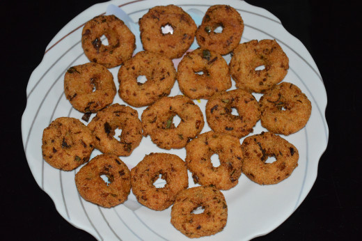 Serve these vadas with coconut chutney. Enjoy! You can eat these crunchy vadas even without any accompaniment because they are very delicious!