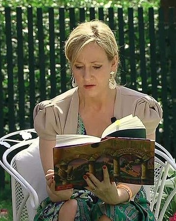 JK Rowling reading from Harry Potter at the White House easter egg roll.  I dig brainy girls.  I think she's a hella hottie.