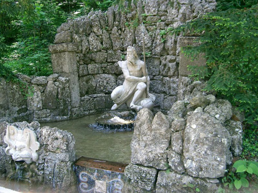 https://commons.wikimedia.org/wiki/File:Statue_in_Schloss_Hellbrun_Palace_Gardens_(491320820).jpg