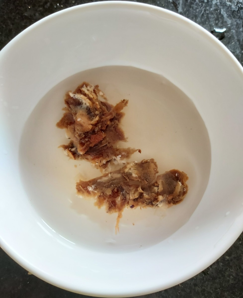 In a bowl, take 1 teaspoon of tamarind pulp. Soak in water.