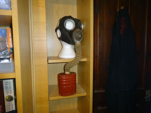 Gasmask with separate filter to be displayed.