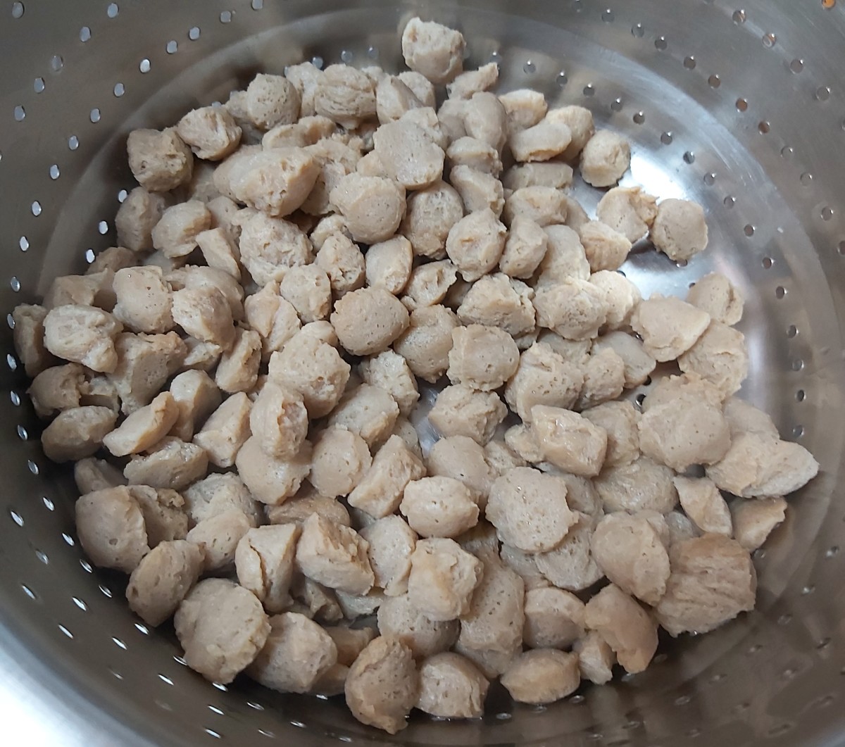 Transfer cooked chunks to the strainer, rinse them in fresh water.