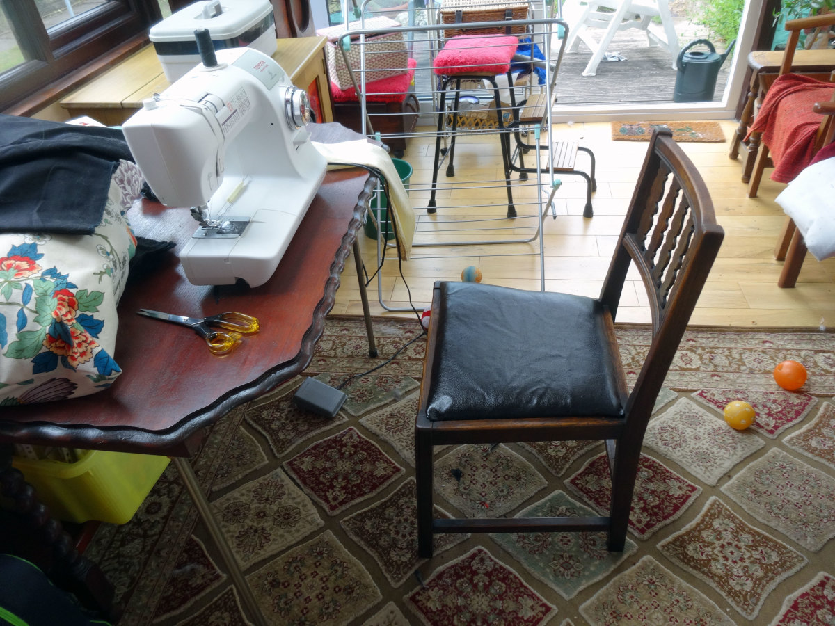 Yenilenmi ve reupholstered sandalyelerden biri konservatuarda eimin diki sandalyesi olarak kullanlmaya baland.