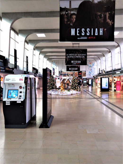 Grenoble train station hall with Messiah's posters