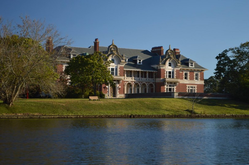 What will of what was the Dowling College campus in Oakdale