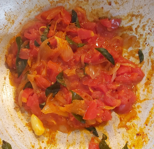 Close the lid and cook in medium flame till tomatoes turns mushy.