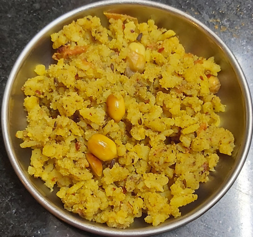 Spicy flattened rice or poha with fresh ground spices.
