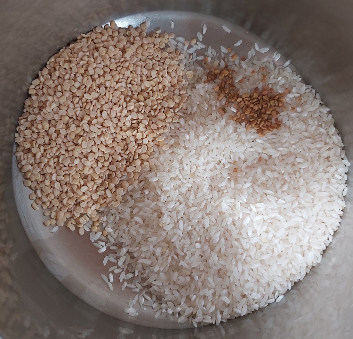 In another bowl or vessel, take 1 cup of dosa rice (or use sonamasuri rice), 1/4 cup of urad dal (split black gram) and 1/2 teaspoon fenugreek seeds or methi seeds.