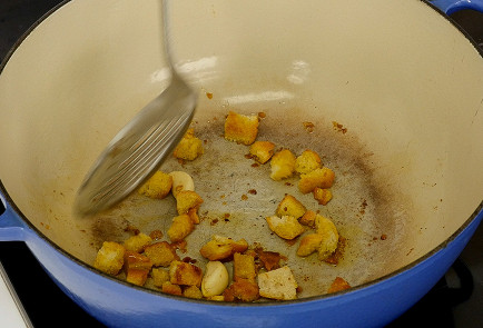 Lightly fry the bread and garlic in olive oil, then remove them, and fry the chicken in a pan until Golden brown