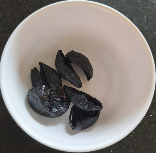 Take 4-5 dry kokum in a bowl and keep aside.