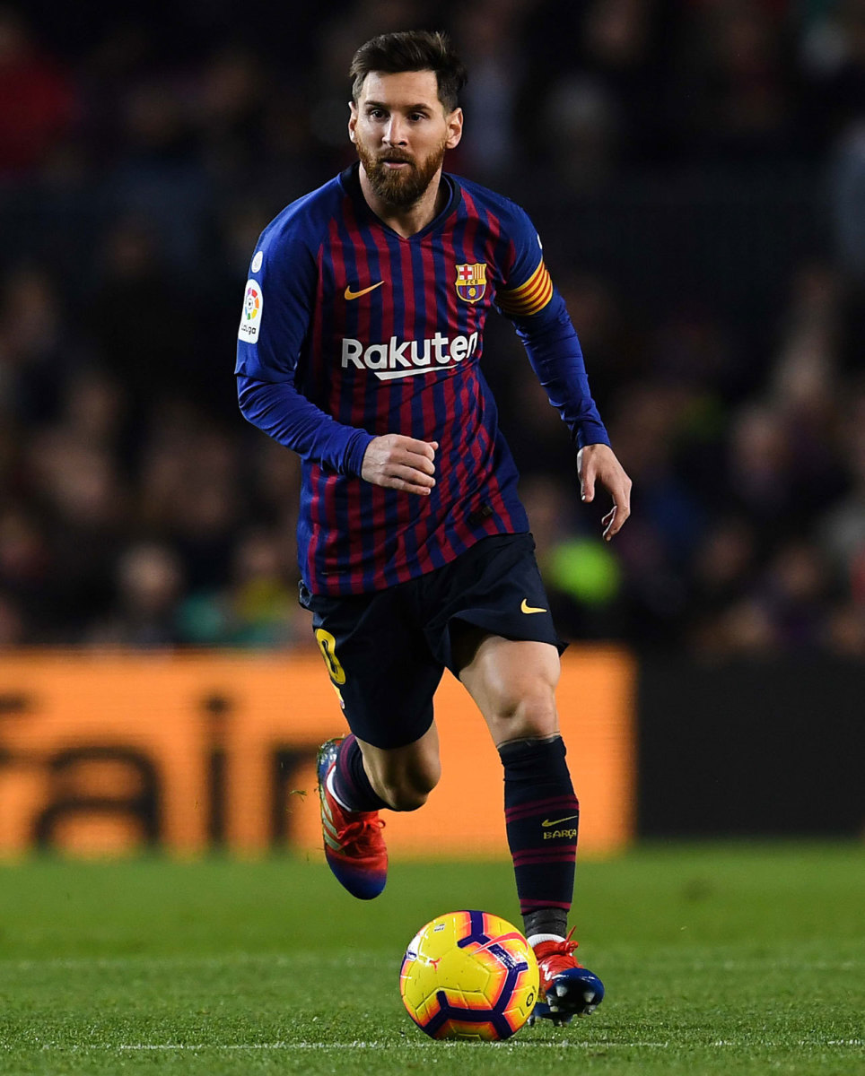 Lionel Messi, geleneksel Barselona renkleriyle.