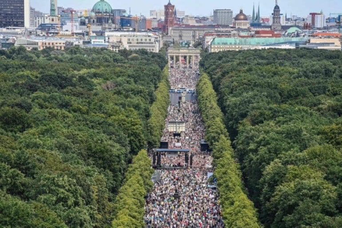 Protesta de agosto en Berlín contra el encierro y contra la vacunación obligatoria contra COVID