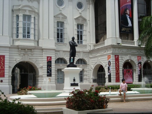 Statue of Sir Stamford Raffle, the founder of Singapore in front of Victoria Hall, Singapore