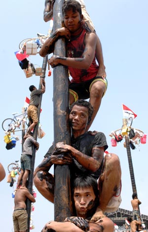 A heart-throbbing game :  Palm pole climbing. Only participants with guts and strength may join.