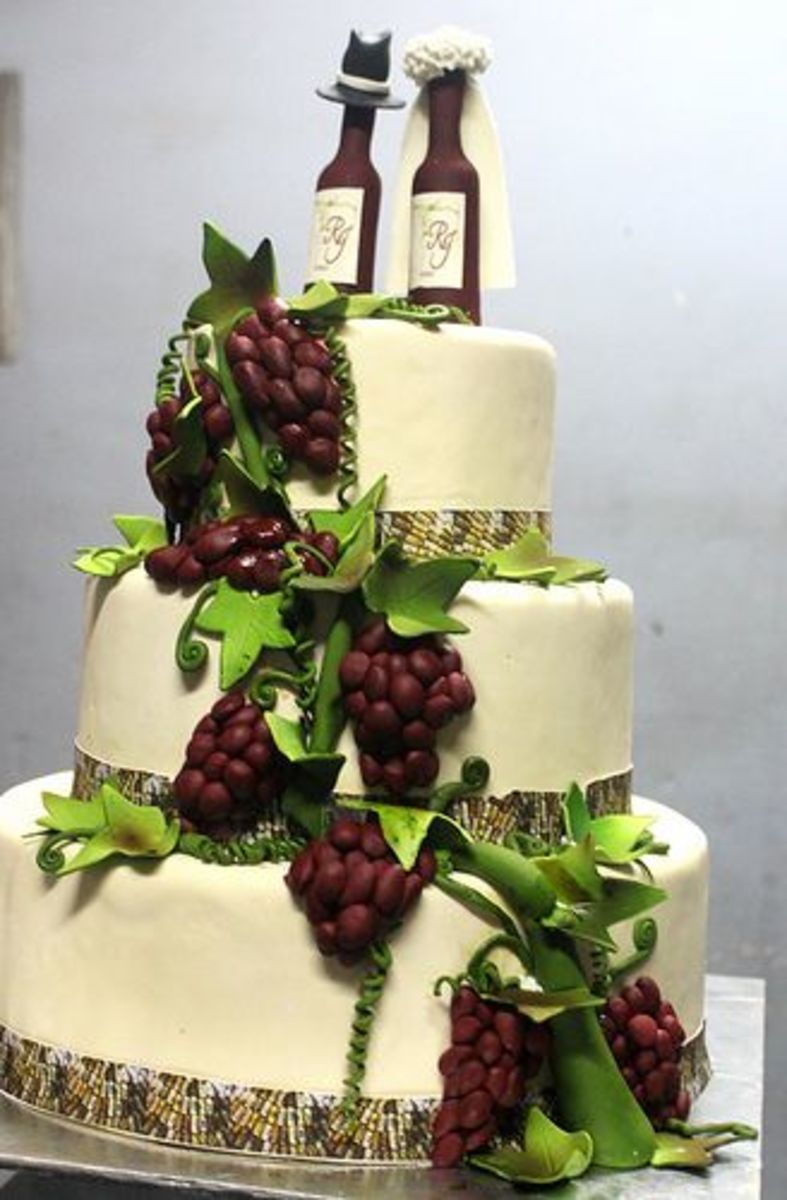 Using grapes on your wedding cake makes a nice compliment to your theme