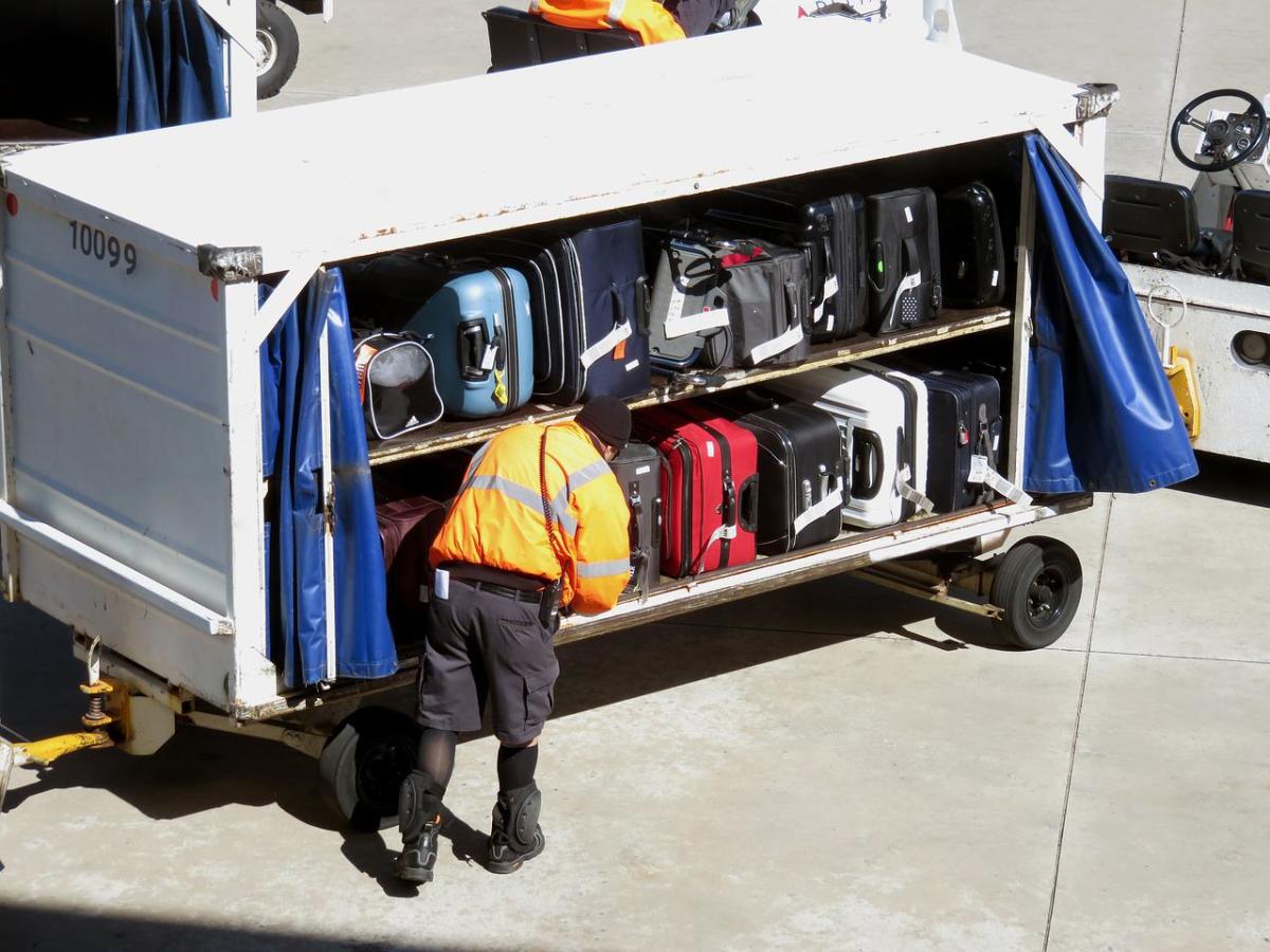 How to Save Money on Airline Baggage Fees
