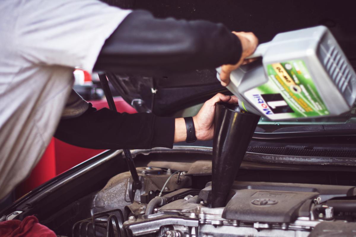 Do You Tip Oil Change? Here's When You Should