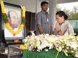 Mrs.Sonia Gandhi paying her respects to late,Dr.Y S R.