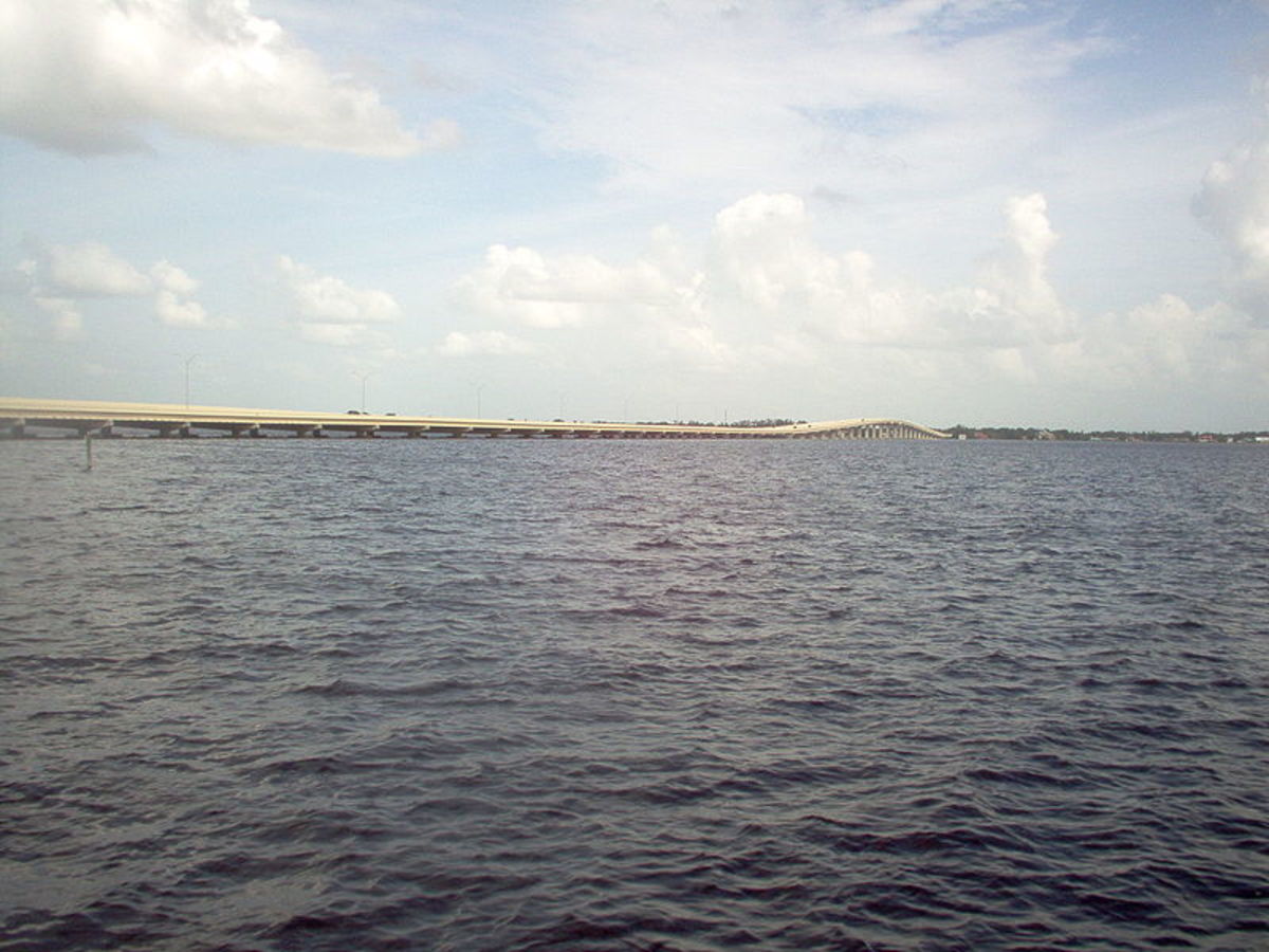 The Midpoint Memorial Bridge on the Caloosahatchee River, seen from Cape Coral, Florida.