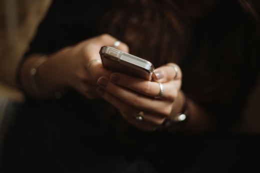 Always the one reaching out? One-sided communication can signal emotional detachment. Learn what it means when effort isn’t returned.
