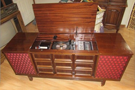 1969 Morse Stereo 81 Series High-Fidelity Model 176615. I found some paperwork inside the cabinet it said: "As seen in LOOK Magazine", so apparently the had used this design in a advertisement back then. 