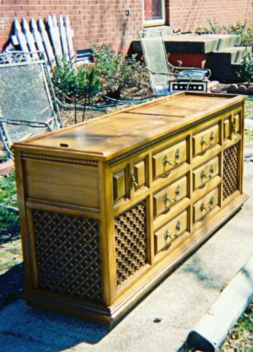 The Old Beautiful Magnavox found in a Fallout Shelter 1967 Magnavox Stereo is Massive and made of Solid Oak. Beautiful Workmanship from top to bottom, an American made Masterpiece.