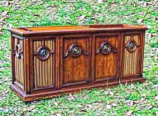Spanish Mediterranean-style armoire built in 1970. This was one of the first of these types of units which were built from early 1969 through 1978. The unit has foam air-suspension speakers, 12″ woofers, and 100 watts of power.