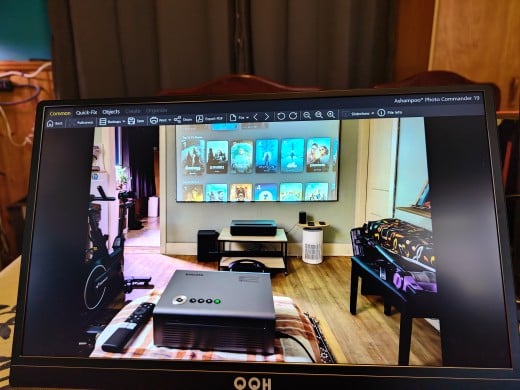 Displaying a photo on the monitor