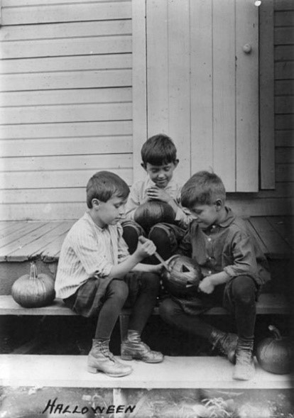 A vintage photo of American children carving Jack-o-Lanterns (public domain) A vintage photo of American children carving Jack-o-Lanterns (public domain)