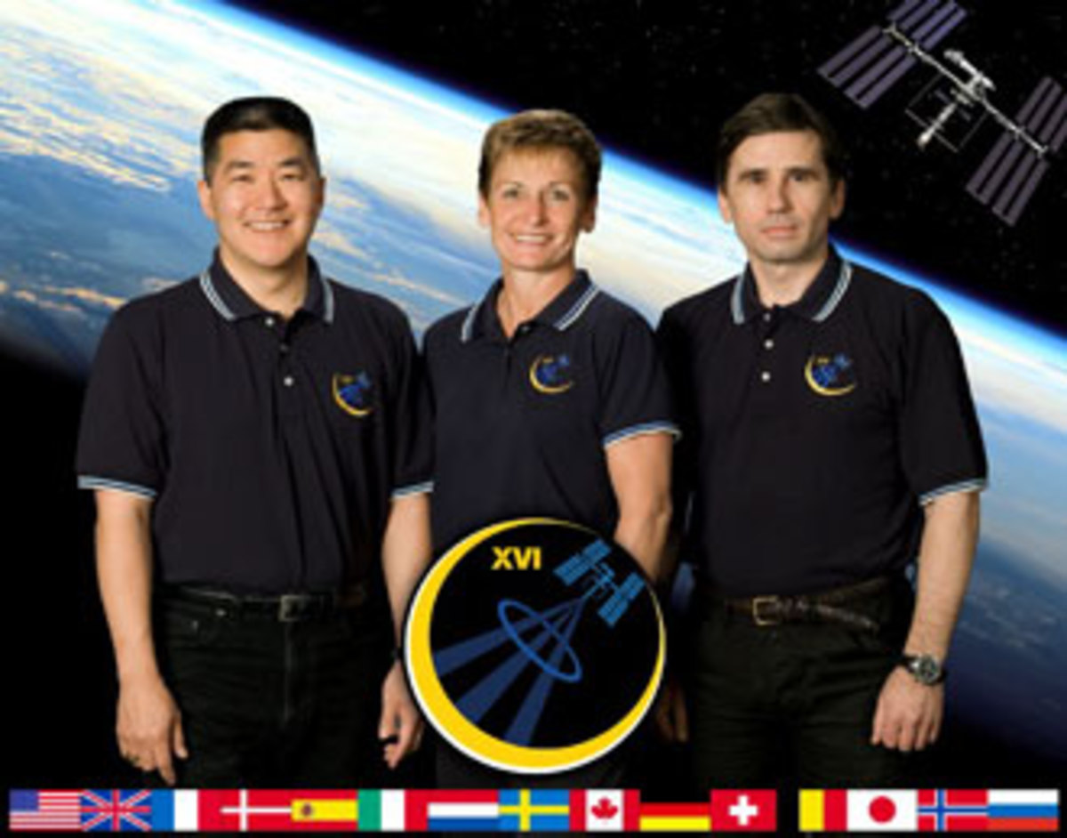 Expedition 16 Commander Peggy Whitson (center), and Flight Engineers Yuri Malenchenko (right) and Dan Tani. Photo credit: NASA public domain.