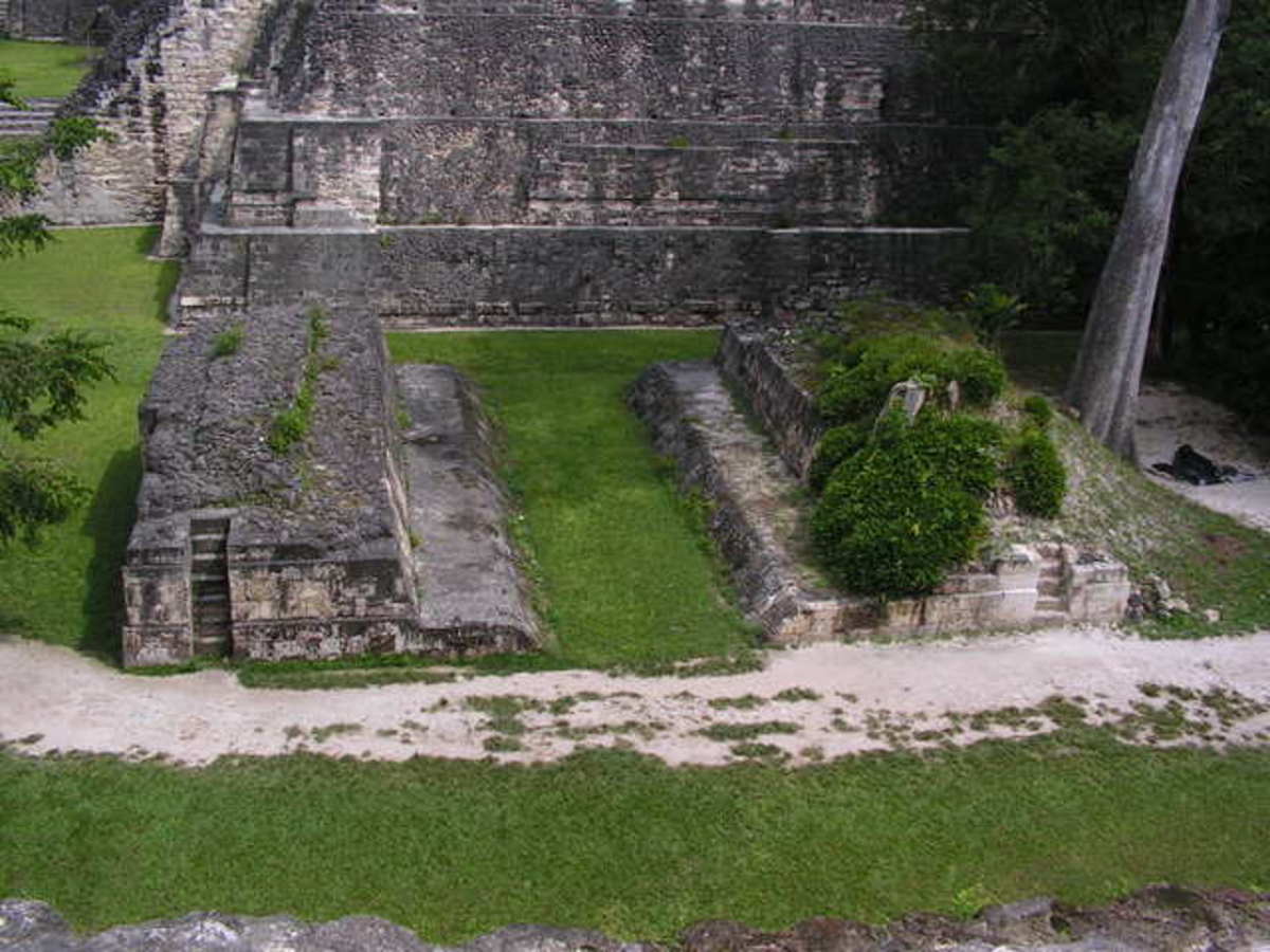 Ballcourt en Tikal, Guatemala.  El fútbol maya en México requirió pasar una pelota a través de este agujero en lo alto de la pared de la cancha.