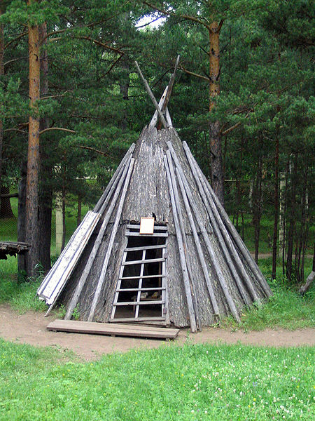 Evenki homes are similar to those of the Oroquen, which have wider bark strips. They are similar to the Sami homes and to the North American Plains Natives teepees.