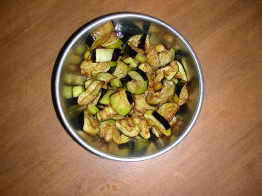 Lay the fried aubergines aside