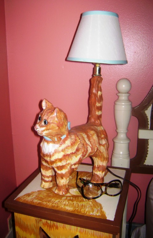 Notice the glasses beside the lamp. Notice the glasses beside the lamp.
