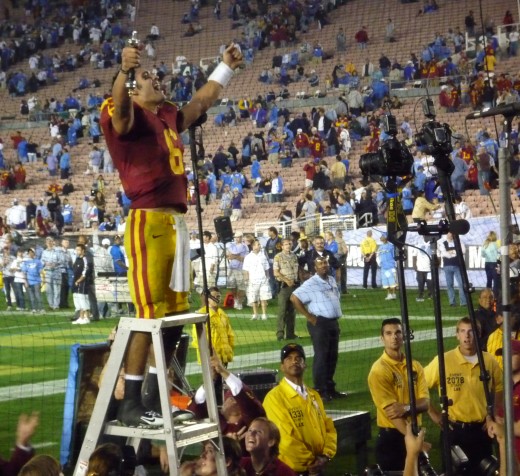 Mark Sanchez saluting fans in what would be his final game as a USC Trojan