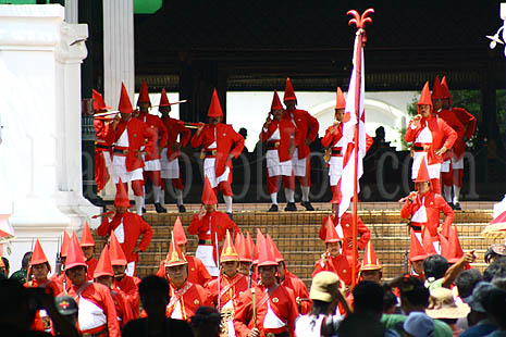 Yogyakarta Palace Traditional Army credit : Handoyoblog.com