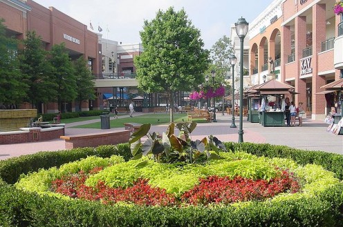 Short Pump Town Center Mall (public domain).