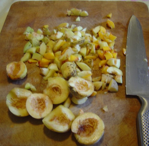 Chop your peaches according to your taste. As cook Rustique i like mine chunky!