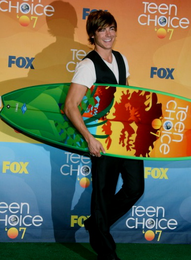 Efron presented at the 2007 Teen Choice Award.